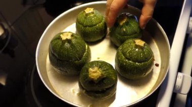 Bulgur, peynir ve kuru üzümle doldurulmuş kabak. Pişmeye hazır.