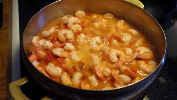 Preparation Shelled Shrimp Pan Garlic Fresh Tomato White Wine Chili — Stock Video