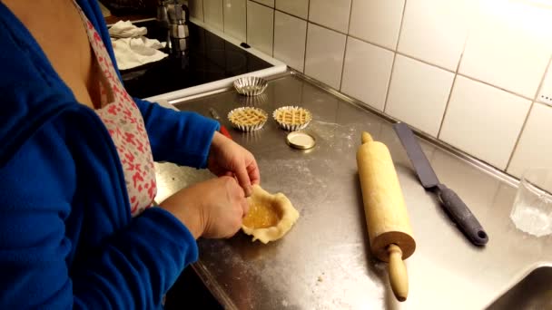 Bereiding Van Een Traditioneel Italiaans Dessert Kleine Mallen Met Jam — Stockvideo