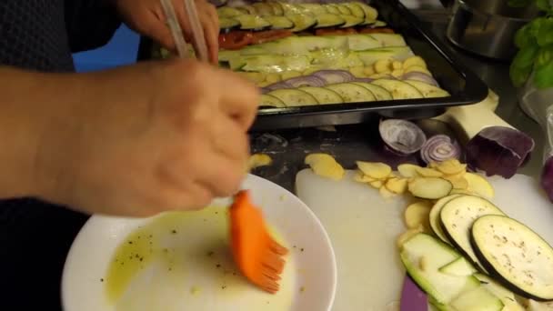 Preparación Verduras Mixtas Cortadas Rodajas Finas Engrasadas Colocadas Sartén Para — Vídeo de stock