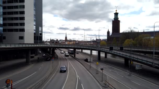 Стокгольм Швеция Апреля 2020 Года Один Мостов Центре Обычно Сильно — стоковое видео