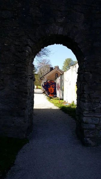 Um vislumbre das muralhas da cidade velha de Visby em Gotland, na Suécia — Fotografia de Stock