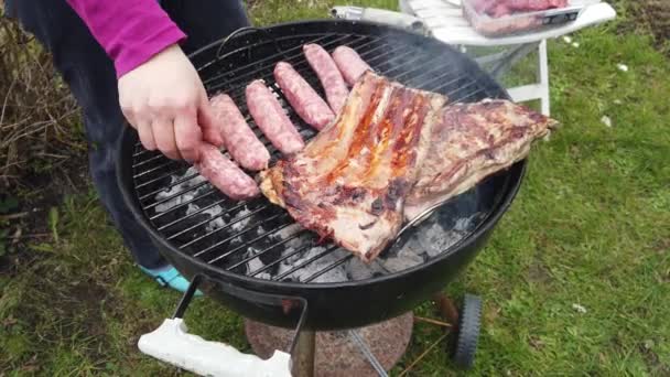 W tym okresie kwarantanny grillowanie mięsa w ogrodzie jest relaksujące.. — Wideo stockowe