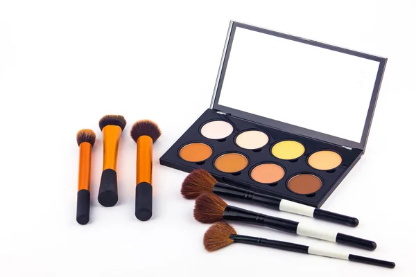 Paleta de maquiagem e ferramentas em um fundo branco — Fotografia de Stock