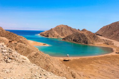 Deniz ve dağ manzaralı fiyort Bay Taba, Mısır