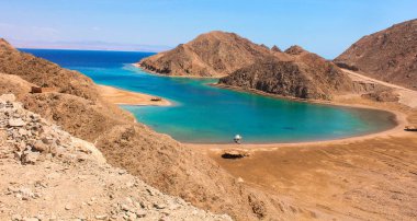 Deniz ve dağ manzaralı fiyort Bay Taba, Mısır