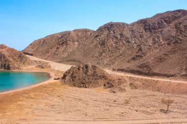Deniz ve dağ manzaralı fiyort Bay Taba, Mısır