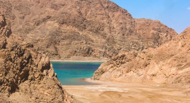 Deniz ve dağ manzaralı fiyort Bay Taba, Mısır