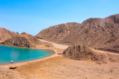 Deniz ve dağ manzaralı fiyort Bay Taba, Mısır