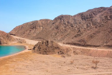 Deniz ve dağ manzaralı fiyort Bay Taba, Mısır