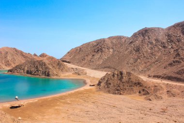 Deniz ve dağ manzaralı fiyort Bay Taba, Mısır