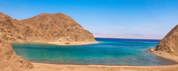 Deniz ve dağ manzaralı fiyort Bay Taba, Mısır