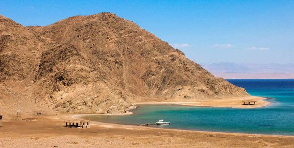 Вид на море и горы залива Фьорд в Табе, Египет

