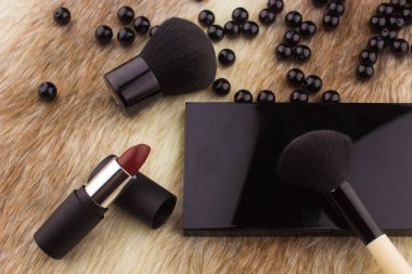 Kürk arka plan üzerinde makyaj araçları 