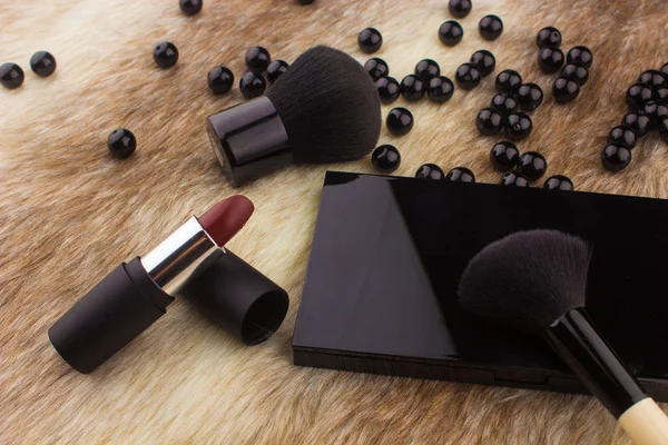 Make-up-Tools auf Fell Hintergrund — Stockfoto