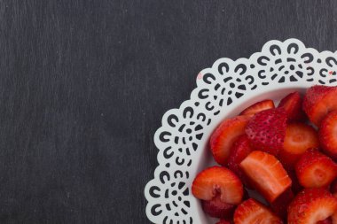 Beyaz tabakta çilek