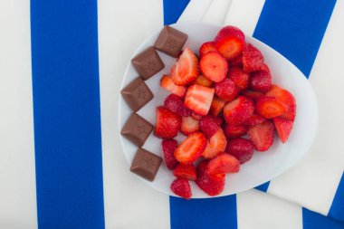 Beyaz tabakta çilek