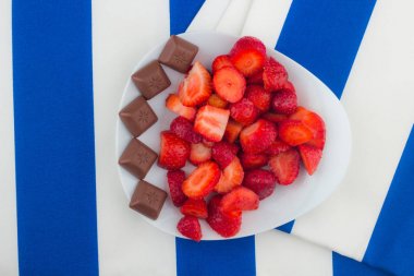 Beyaz tabakta çilek