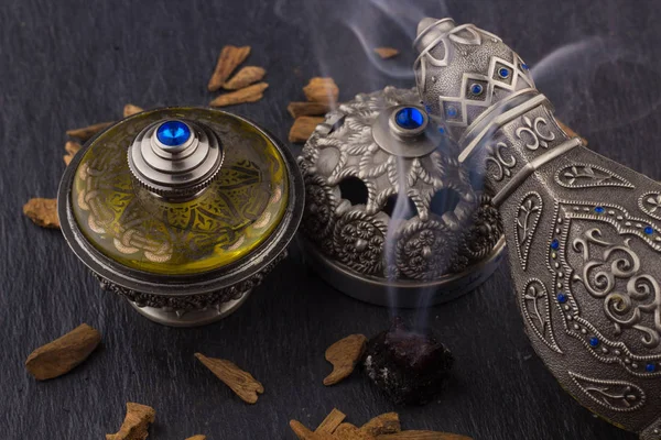 Gümüş oryantal Artisitc Arap Oud parfüm — Stok fotoğraf