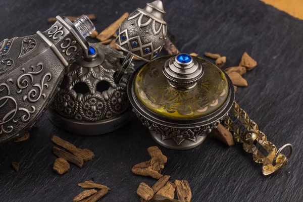 銀東洋鍛えられてアラビアのウード香水 — ストック写真