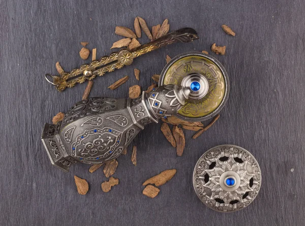 銀の東洋芸術的なアラビアのウードの香水 — ストック写真