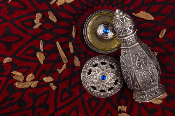 Srebrny orientalne Artystyczny Arabian Oud perfumy — Zdjęcie stockowe