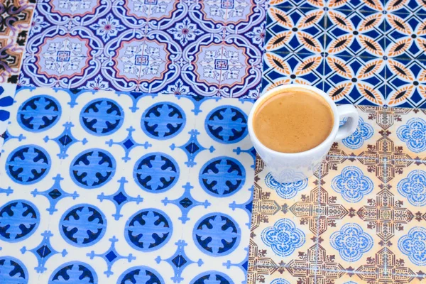 Tasse de café arabe sur un fond coloré oriental — Photo