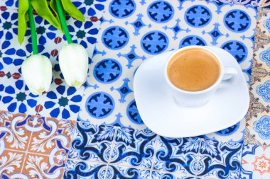 Oryantal bir renkli arka plan üzerinde Arap kahve