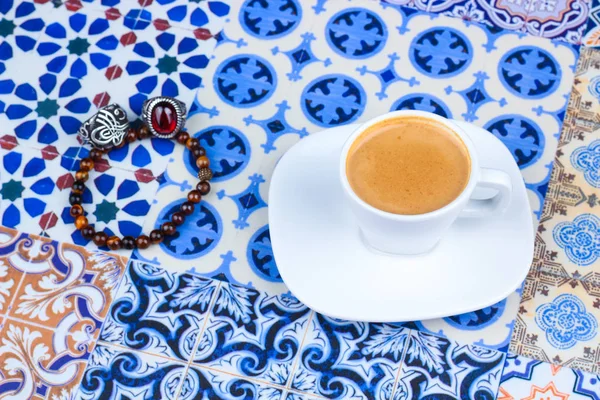 Xícara de café árabe em um fundo colorido oriental — Fotografia de Stock