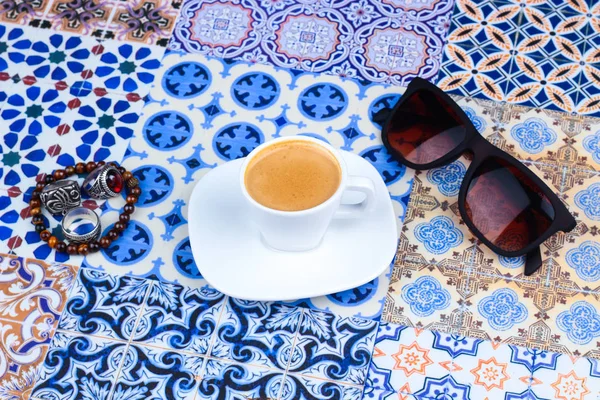 Tasse de café arabe sur un fond coloré oriental — Photo