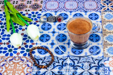 Oryantal bir renkli arka plan üzerinde Arap kahve