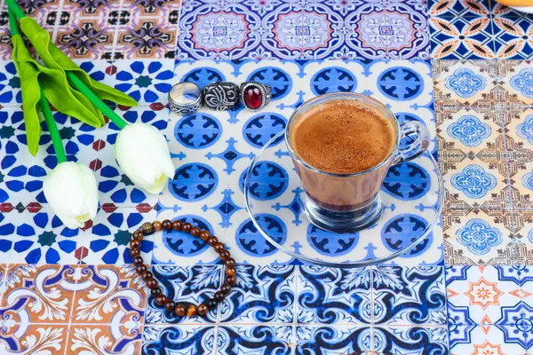 Tasse arabischen Kaffee auf orientalischem Hintergrund — Stockfoto