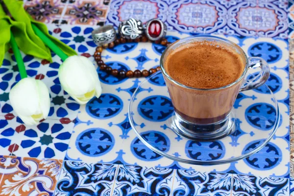 Tasse de café arabe sur un fond coloré oriental — Photo