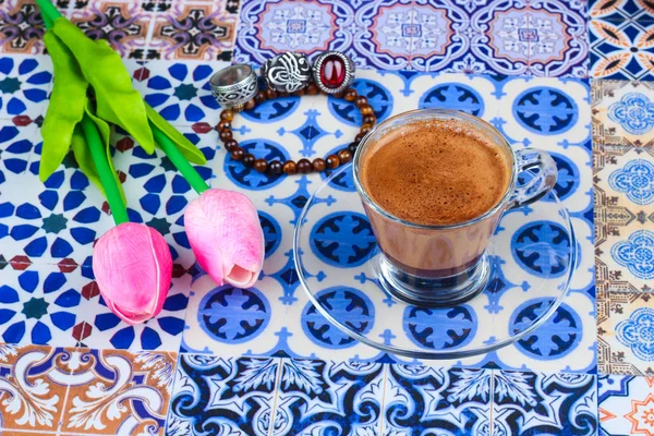 Kopje Arabische koffie op een oosterse kleurrijke achtergrond — Stockfoto