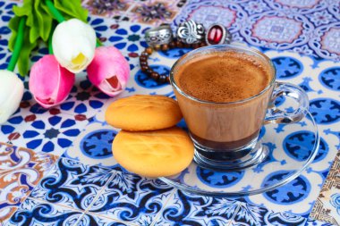 Oryantal bir renkli arka plan üzerinde Arap kahve