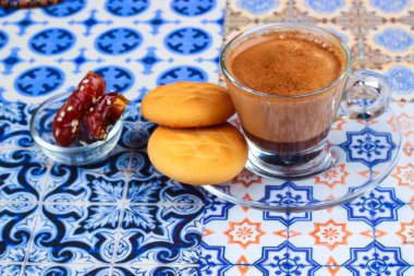 Oryantal bir renkli arka plan üzerinde Arap kahve