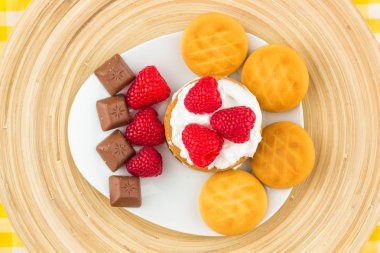 Beyaz bir sanatsal plaka üzerinde taze kırmızı ahududu 