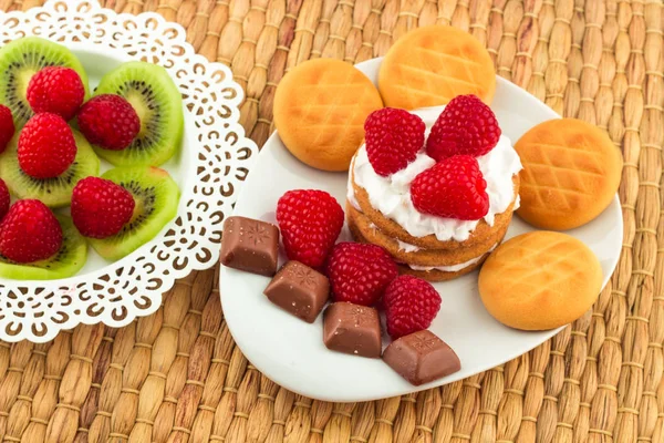 Frische rote Himbeeren auf weißem Kunstteller — Stockfoto