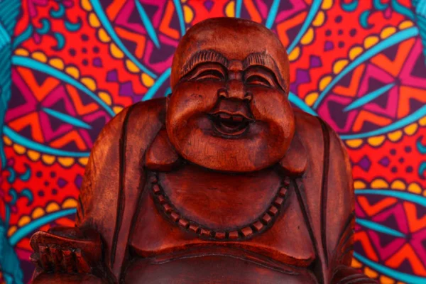 Renkli arka plan üzerinde Buda heykeli — Stok fotoğraf