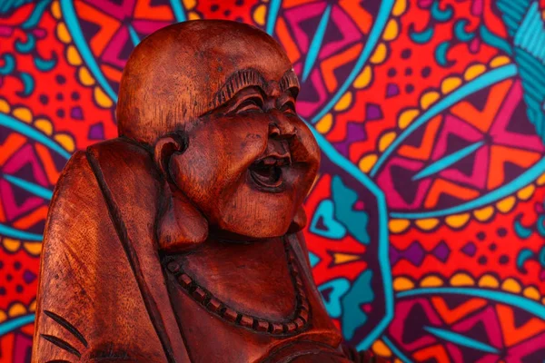 Статуя Будды на красочном фоне — стоковое фото