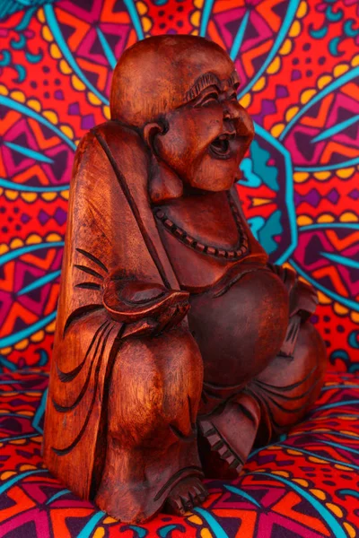 Socha Buddhy na barevné pozadí — Stock fotografie
