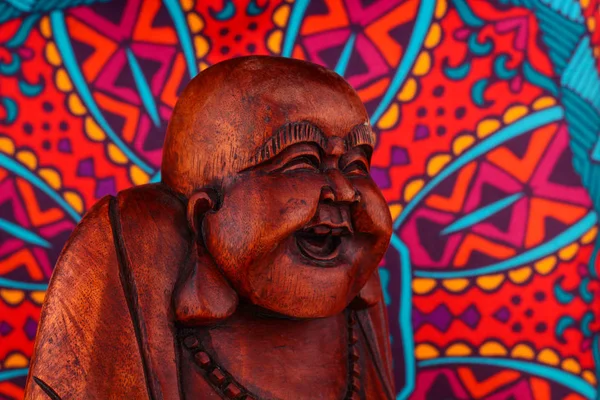 Estatua de Buda sobre un fondo colorido — Foto de Stock
