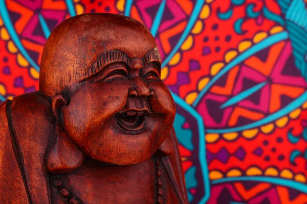 Posąg Buddy na kolorowe tło — Zdjęcie stockowe