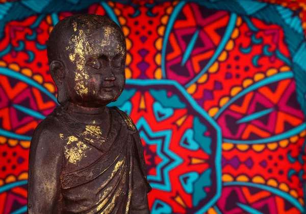 Estátua de Buda em um fundo colorido — Fotografia de Stock