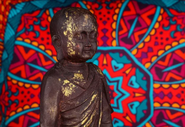 Estátua de Buda em um fundo colorido — Fotografia de Stock