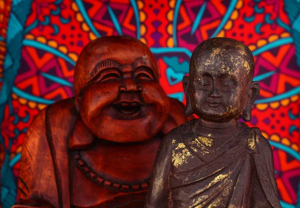 Posąg Buddy na kolorowe tło — Zdjęcie stockowe