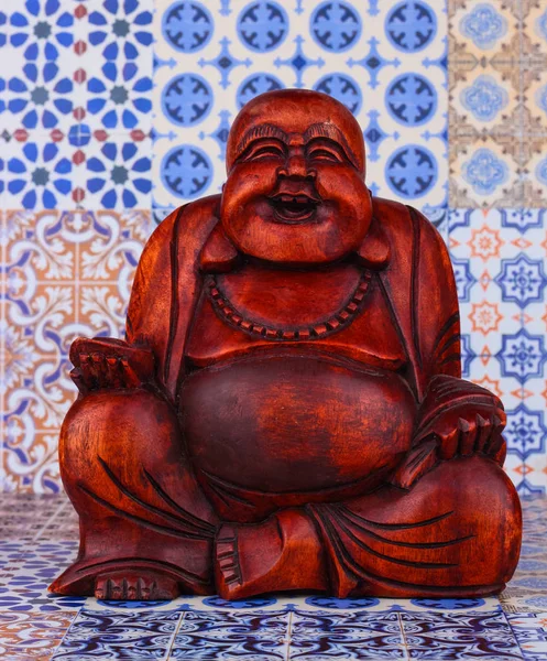 Estatua de Buda sobre un fondo colorido — Foto de Stock
