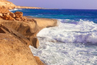 Deniz kıyısı dalgalar ve dağ güneş Matrouh, Mısır'daki altında