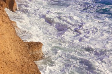 Deniz kıyısı dalgalar ve dağ güneş Matrouh, Mısır'daki altında