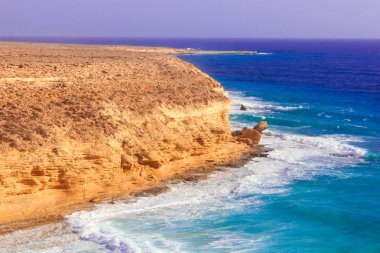 Deniz kıyısı dalgalar ve dağ güneş Matrouh, Mısır'daki altında